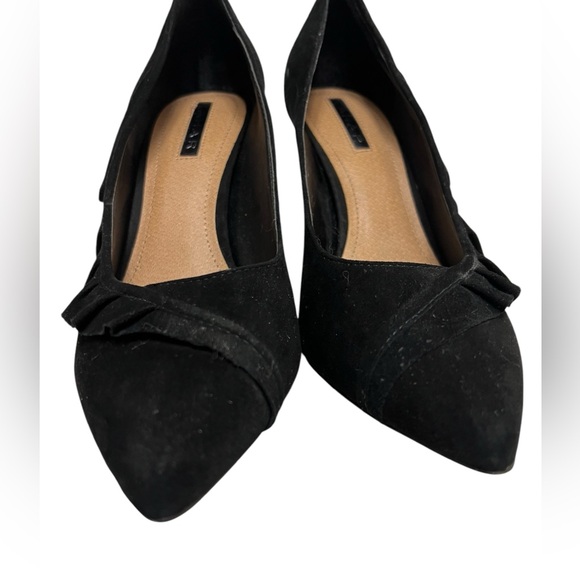 TAHARI  black leather suede high heels with a ruffled side detail pointed toe - Picture 7 of 13